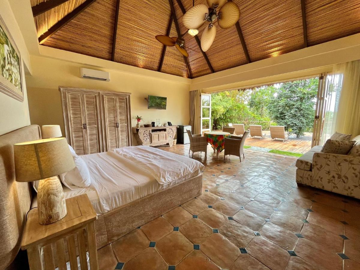 Coco Grove Beach Resort, Siquijor Island Exterior foto A room at the hotel
