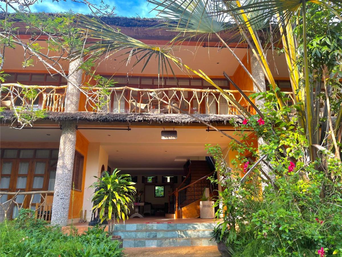 Coco Grove Beach Resort, Siquijor Island Exterior foto The entrance to the hotel