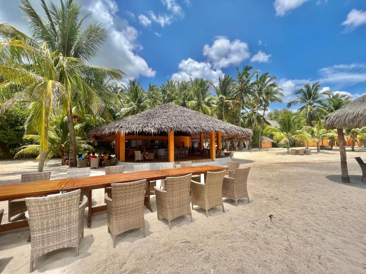 Coco Grove Beach Resort, Siquijor Island Exterior foto The beach bar at the resort