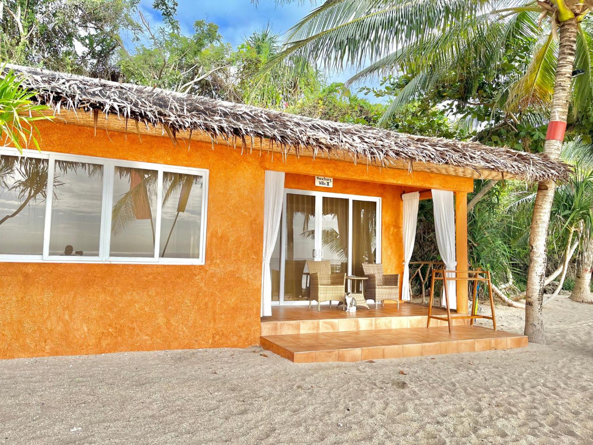 Coco Grove Beach Resort, Siquijor Island Quarto foto Beachfront cottage at the resort