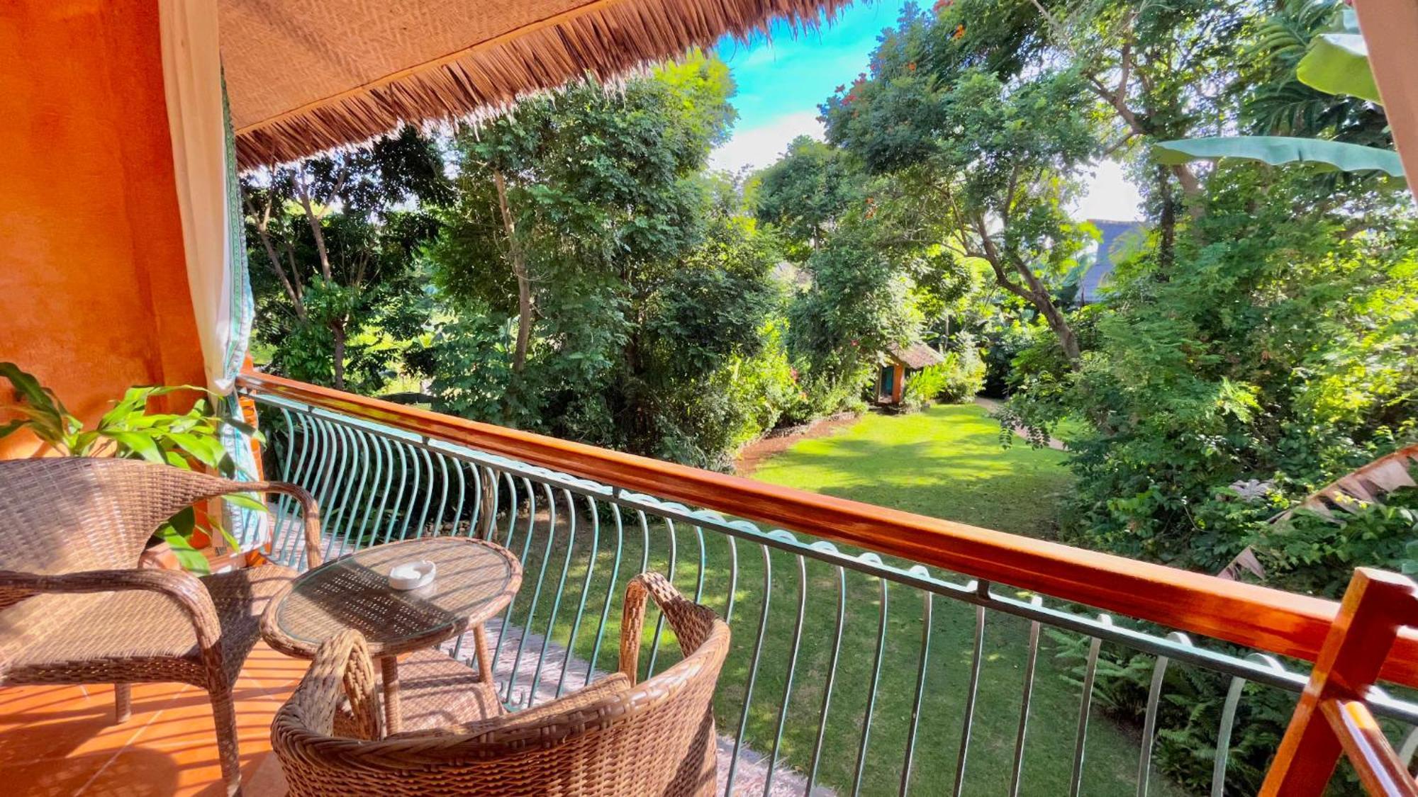 Coco Grove Beach Resort, Siquijor Island Quarto foto View from the balcony of a villa at the resort